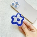Vue détaillée du support de téléphone pliable en forme de fleur bleue et blanche - Fleur Violette