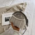 Borsa a conchiglia bianca con borchie e lunghe frange di catene metalliche in stile rock - Argento