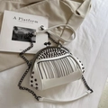 Borsa a tracolla vintage bianca con borchie metalliche scure e nappe a catena - Bianco