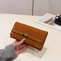 Braune Geldbörse mit Kroko-Prägung, goldenem Metallverschluss und glänzendem Finish - Braun