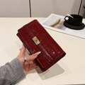 Elegante weinrote Damen Clutch aus Lackleder mit Krokoprägung und goldenem Drehverschluss - Burgunderrot