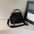 Borsa tote nera in nylon con tracolla rimovibile e dettagli metallici color argento - Nero