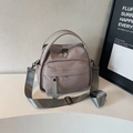 Borsa a tracolla rosa cipria minimalista con ampia tracolla su piedistallo bianco - Grigio