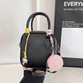 Schwarze Mini-Handtasche mit gelber Kordel, silbernem Herz und rosa Beutelchen - Schwarz