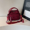 Borsa a tracolla minimalista in nylon bordeaux con tracolla larga e doppi manici - Borgogna