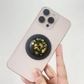 Dettaglio del supporto MagSafe con foglia d'oro e cuori verdi su un telefono rosa - Supporto Magnetico / Foglia d'oro (Base nera)