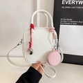 Weiße Lederhandtasche mit rotem Knoten-Anhänger und rosa Mini-Geldbörse im Set - Weiß
