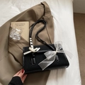 Sac à bandoulière carré noir avec texture plissée et nœuds décoratifs élégants - Noir