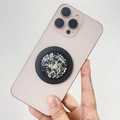 Dettaglio del supporto per telefono in resina glitterata con decorazione in foglia - Supporto Magnetico / Foglia d'argento (Base nera)