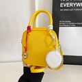 Schicke gelbe Handtasche aus Litschi-Leder mit Bärenanhänger und verstellbarem Gurt - Gelb