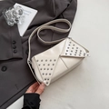 Chique beige crossbodytas met zilveren klinknagels en uniek dubbel driehoekig ontwerp - Broken Wit