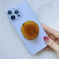 Detailansicht des Achatstein-Handygriffs mit Goldrand auf blauem Smartphone-Rücken - Magnetischer Ständer / Brauner Achat (Zufälliges Farbmuster)