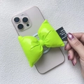 Dettaglio del supporto per telefono a fiocco verde neon con trama in pelle su smartphone - Supporto Magnetico / Fiocco in Pelle Verde Neon