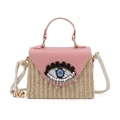 Bolso cuadrado de paja trenzada con solapa de cuero rosa y bordado de ojo étnico - Rosa