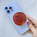 Détail d'un support de téléphone en agate rouge avec bords dorés sur smartphone - Support Magnétique / Agate Marron Rougeâtre (Motif de Couleur Aléatoire)
