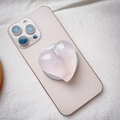 Dettaglio del supporto per telefono a cuore in resina perlata su uno smartphone rosa - Supporto Magnetico / Rosa Perlato