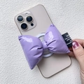 Primo piano di un supporto per telefono a fiocco viola in pelle lucida effetto 3D - Supporto Magnetico / Fiocco in Pelle Viola
