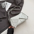 Minimalistische witte lederen crossbodytas met zilveren klinknagels en dubbele flaps - Grijs