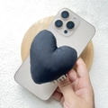 Vue rapprochée du support de téléphone en tissu cœur noir avec étiquette créative - Support Magnétique / Cœur en Coton Noir