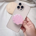 Dettaglio del supporto per telefono a conchiglia rosa con glitter e perle su smartphone - Supporto Magnetico / Conchiglia di Sabbie Mobili Rosa
