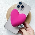 Détail du support de téléphone cœur en tissu rose avec étiquette tissée sur smartphone - Support Magnétique / Cœur en Coton Rose