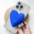 Détail du support de téléphone en tissu bleu en forme de cœur avec étiquette tissée - Support Magnétique / Cœur en Coton Bleu
