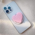 Vista macro laterale di un supporto per telefono a forma di cuore rosa glitterato - Paillettes Cuore Rosa