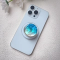 Macro di un supporto per telefono rotondo con trama a conchiglia su smartphone blu - Supporto Magnetico / Conchiglia Sfumata Blu Con Bordo Oro