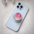 Dettaglio del supporto per telefono con texture conchiglia rosa e bordo dorato su smartphone - Supporto Magnetico / Conchiglia Sfumata Rosa Con Bordo Oro
