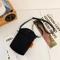 Mini borsa a tracolla in tela nera con etichetta arancione e tracolla in nylon - Nero