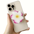 Détail du support de téléphone floral montrant une fleur de frangipanier blanche et jaune - Frangipanier Blanc Rose (3)