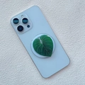 Dettaglio del supporto per telefono a foglia verde a forma di cuore su smartphone bianco - Stile Philodendron a Cuore Verde Scuro (1)