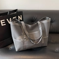 Borsa tote grande in rete grigia con doppi manici e tasca frontale su divano nero - Grigio