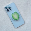 Dettaglio macro del supporto per telefono in acrilico a forma di foglia su smartphone - Stile Foglia Lucida Verde Brillante Minimalista (3)