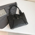 Borsa tote nera in pelle martellata con fibbia a fiore, cerniere e accessori da ufficio - Nero