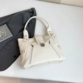 Borsa tote crema con trama litchi, rivetti eleganti e dettagli in metallo argento - Bianco