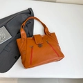 Borsa tote arancione in pelle litchi con cerniere decorative e fibbia a fiori - Marrone