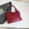 Elegante borsa tote bordeaux con trama litchi e fibbia in metallo a forma di fiore - Borgogna