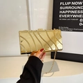 Pochette in acrilico dorato lucido con trama ondulata e tracolla a catena sottile - Oro