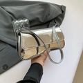 Borsa baguette in pelle verniciata argento metallizzato lucido con design a patta - Argento