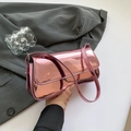 Borsa baguette in pelle verniciata rosa lucida con finitura metallica e tracolla sottile - Rosa