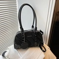 Bolso Boston de charol negro brillante con relieve ondulado y detalles metálicos - Negro