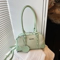 Bolso bowling verde claro con textura de imitación madera y herrajes plateados - Verde
