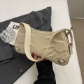 Sac baguette blanc cassé chic avec relief de flammes et cuir plissé de style vintage - Blanc Cassé