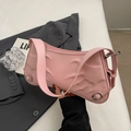 Sac baguette rose en simili cuir avec motifs de flammes en relief et boucles argentées - Rose