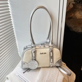 Bolso Boston Y2K plata y beige con asas largas y colgantes metálicos de moda - Blanco
