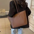 Borsa tote grande minimalista marrone scuro in pelle PU opaca con cuciture verticali - Marrone