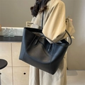 Grande borsa tote nera in ecopelle con doppi manici per il trasporto a spalla e a mano - Nero