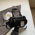 Schicke schwarze Handtasche im Biker-Stil mit Reißverschlüssen und Metallic-Details - Schwarz