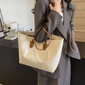 Grande borsa tote in pelle crema con manici marroni, borsa a spalla minimalista donna - Bianco Sporco